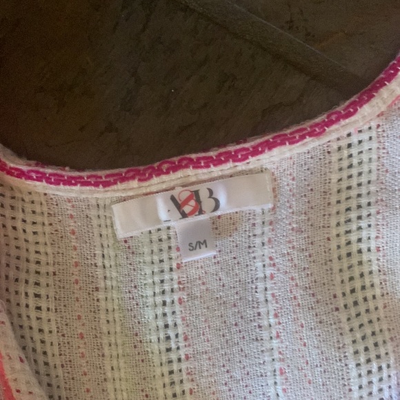 Tunic with two splits in front make this loose weave topper extremely versatile - Picture 4 of 4